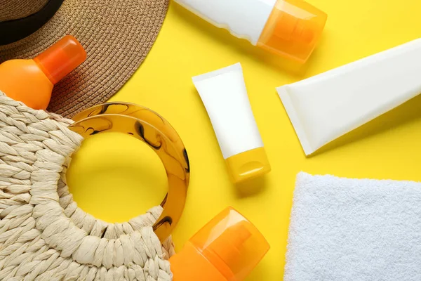 Sonnenschutzmittel Frotteehandtuch Und Tasche Auf Gelbem Hintergrund Flache Lage — Stockfoto