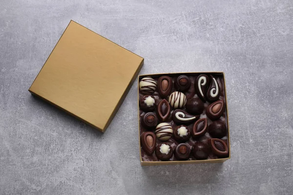 Otevřít Krabici Lahodných Čokoládových Bonbónů Světle Šedém Stole Pohled Shora — Stock fotografie