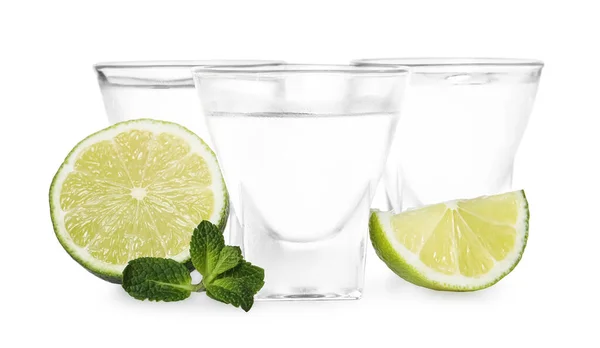 Copos Vodka Com Limão Hortelã Sobre Fundo Branco — Fotografia de Stock