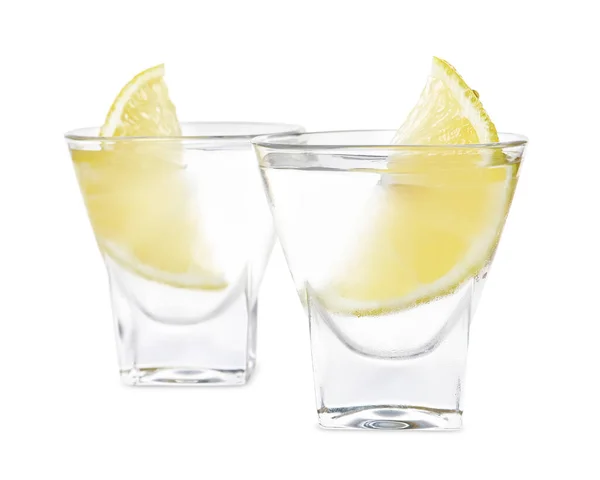 Стаканы Водки Ломтиками Лимона Белом Фоне — стоковое фото
