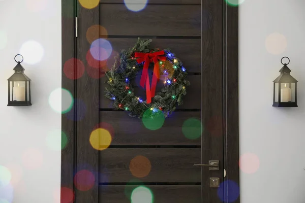 Beautiful Christmas Wreath Red Bow Festive Lights Hanging Door — Zdjęcie stockowe