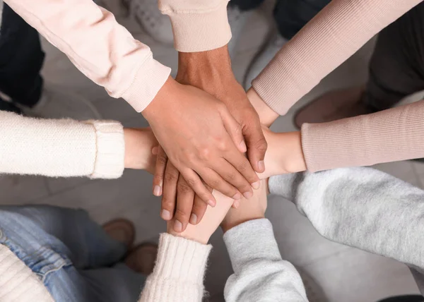 Grupo Pessoas Multirraciais Juntando Mãos Dentro Casa Vista Superior — Fotografia de Stock