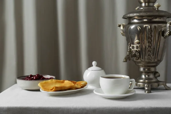 ヴィンテージサモバー ホットドリンクやスナックのカップは 屋内でテーブルの上で提供します ロシアの伝統的な茶道 — ストック写真