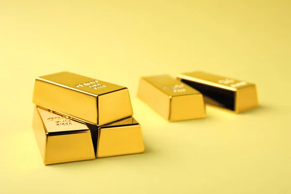 Glänzende Goldbarren Auf Gelbem Hintergrund Raum Für Text — Stockfoto