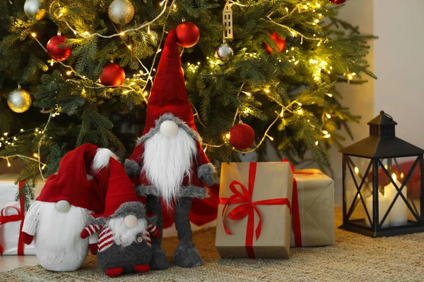 Vtipné Dekorativní Skřítci Dárkové Krabice Pod Vánoční Stromeček Uvnitř — Stock fotografie