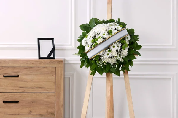 部屋の中で商品に黒いリボンと花や写真フレームのリース 葬儀の属性 — ストック写真