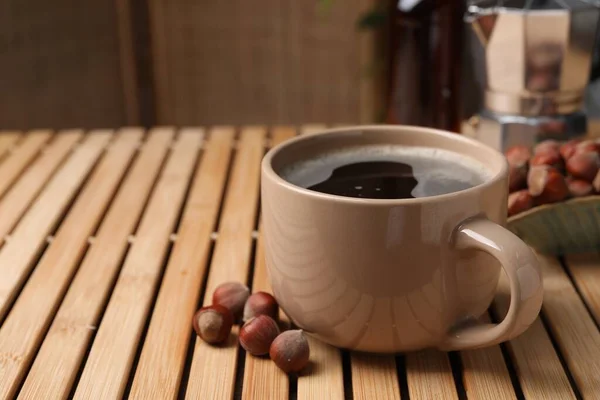 Mugg Aromatiskt Kaffe Med Hasselnötssirap Träbord Närbild Plats För Text — Stockfoto