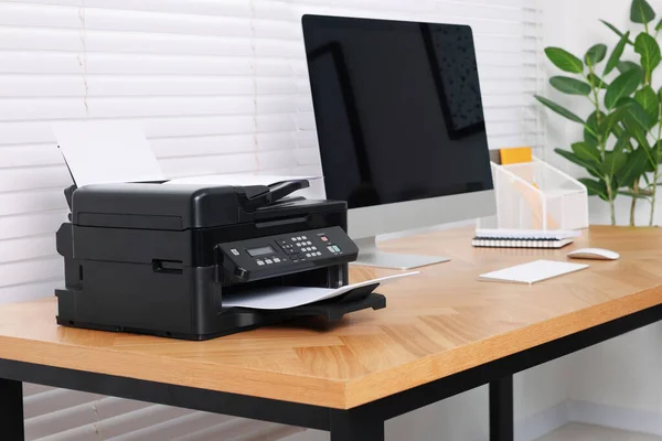 室内木制书桌上有纸张的现代打印机 — 图库照片