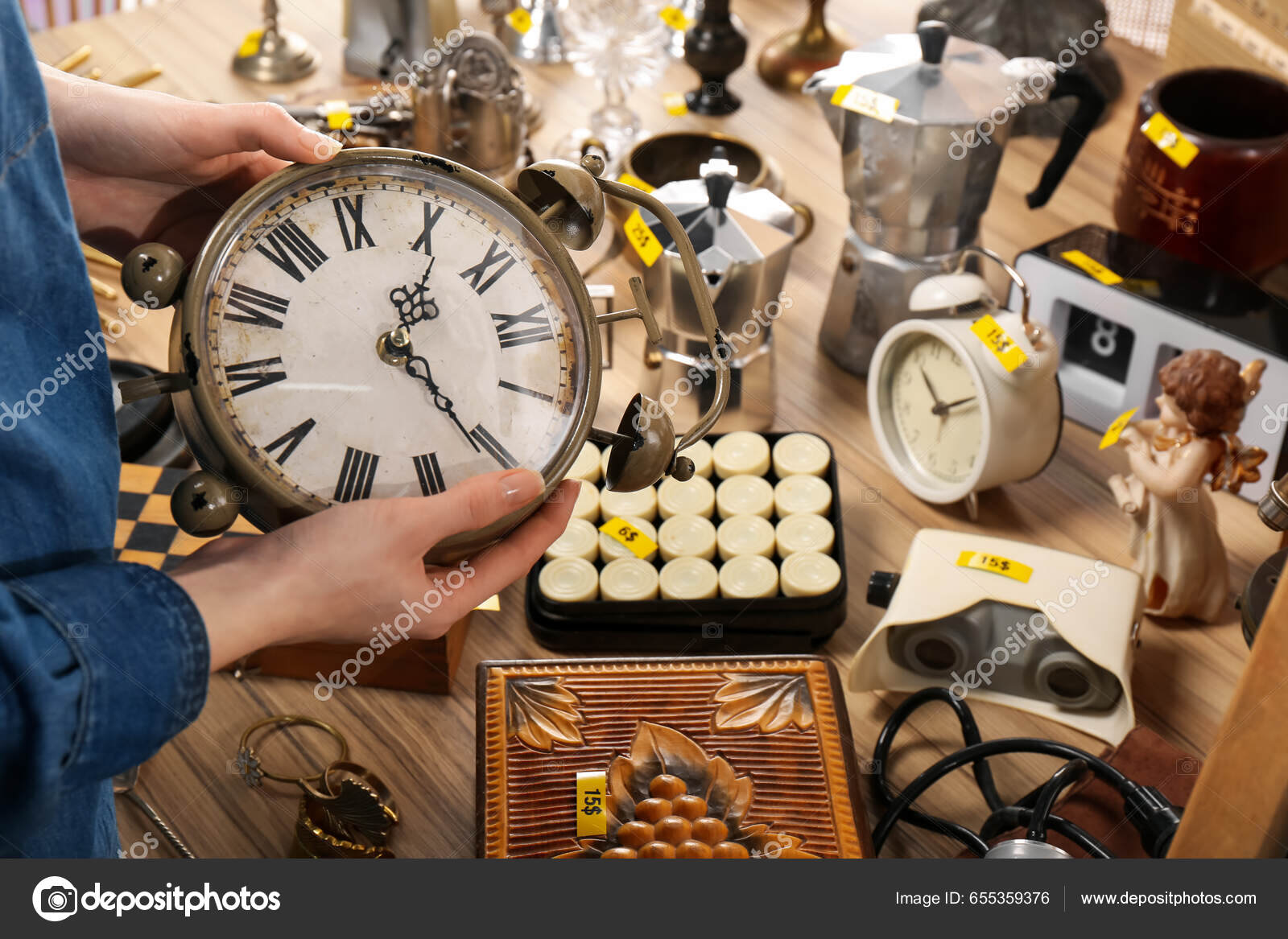 Mujer Sosteniendo Reloj Despertador Vintage Cerca Mesa Con