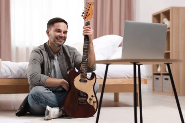 Evde gitar çalan bir müzik öğretmeni var. Hobi zamanı.