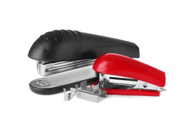 Beyaz üzerinde zımbaları olan parlak renkli zımbalar