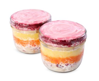 Kürk mantonun altında ringa balıklı kavanozlar. Geleneksel Rus salatası