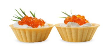 Kırmızı havyarlı lezzetli tartlar ve beyaz arka planda krem peynir.