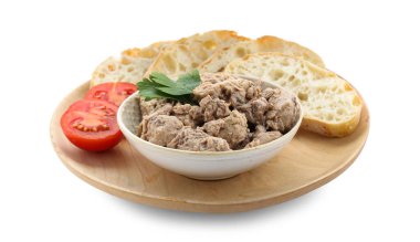 Lezzetli morina ciğeri, ekmek ve domates beyaz arka planda