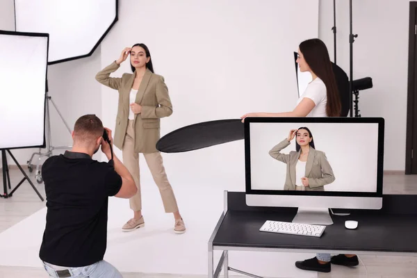 Professional Photographer Assistant Working Beautiful Model Modern Photo Studio — Stockfoto