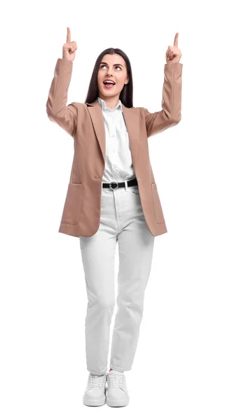 Schöne Geschäftsfrau Anzug Zeigt Auf Etwas Auf Weißem Hintergrund — Stockfoto