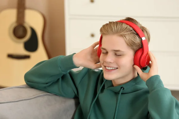 Εφηβικό Αγόρι Που Ακούει Μουσική Ακουστικά Στο Δωμάτιο — Φωτογραφία Αρχείου