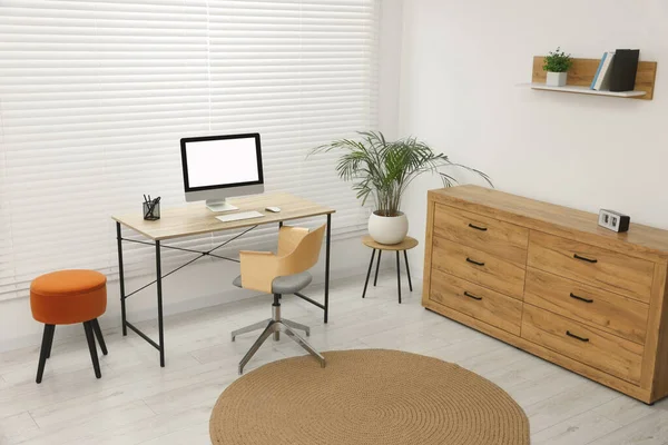 Interior Escritório Elegante Com Cadeira Confortável Mesa Computador Planta Sala — Fotografia de Stock
