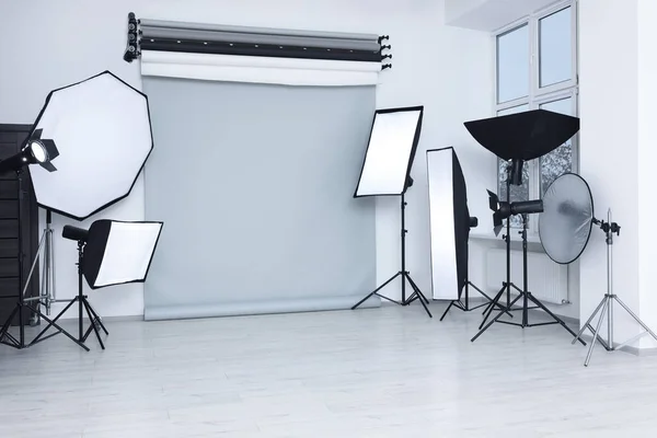 Interior Del Moderno Estudio Fotográfico Con Equipo Iluminación Profesional — Foto de Stock