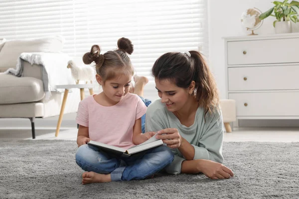Mladá Matka Její Dcera Čtení Knihy Podlaze Doma — Stock fotografie
