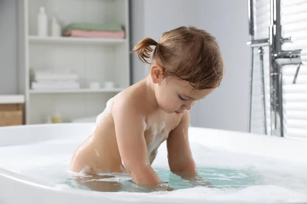 Cute Little Girl Biorąc Piankową Kąpiel Domu — Zdjęcie stockowe