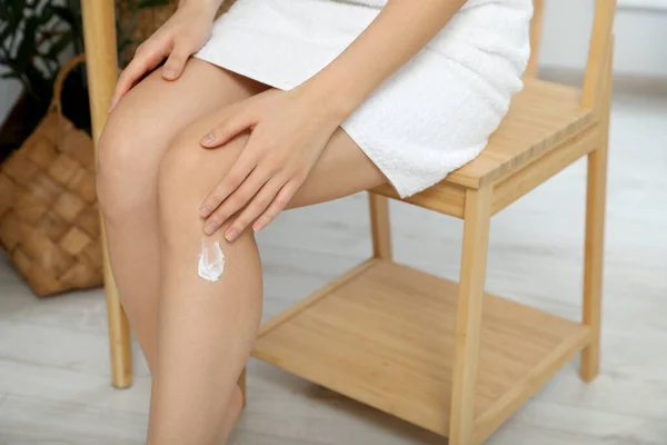 Young Woman Applying Body Cream Leg Indoors Closeup — Stock Photo, Image