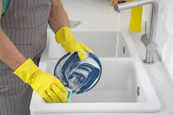 Pria Bersarung Tangan Pelindung Mencuci Piring Atas Wastafel Dapur Closeup — Stok Foto