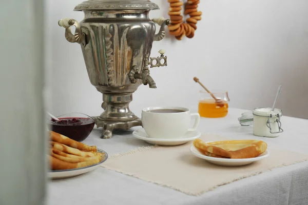 Винтажный Самовар Чашка Горячего Напитка Закуски Подаются Столе Помещении Традиционная — стоковое фото