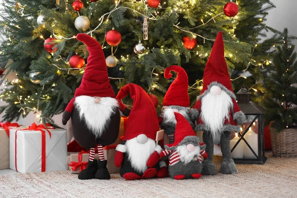Funny Decorative Gnomes Gift Boxes Christmas Tree Indoors — Stockfoto