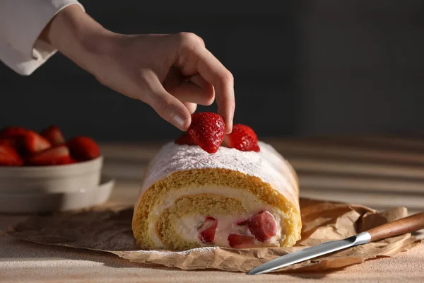 Femeie Decorarea Rola Tort Delicios Căpșuni Masă Closeup — Fotografie, imagine de stoc