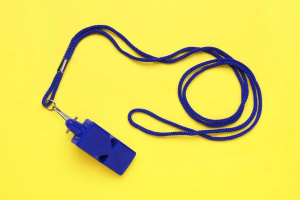 Sarı Arka Planda Kablosu Olan Mavi Bir Islık — Stok fotoğraf