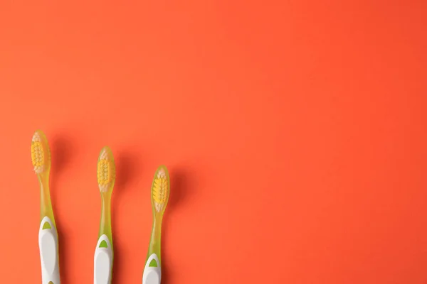 Toothbrushes Orange Background Flat Lay Space Text — Stock Photo, Image