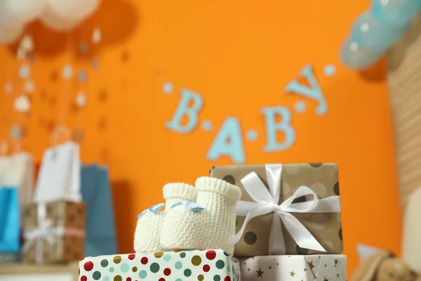 Fiesta Baby Shower Decoración Festiva Cajas Regalo Botines Una Habitación —  Fotos de Stock