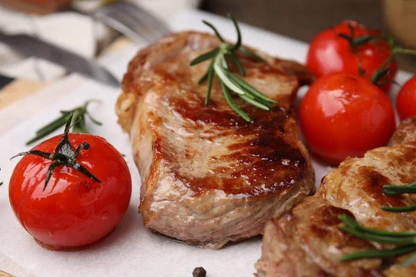 Délicieuse Viande Frite Romarin Tomates Sur Table Blanche Gros Plan — Photo