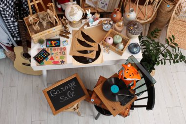 Kapalı alanda, manzaranın üstünde, birçok farklı şeyin yanında karatahtaya yazılan indirimi imzala.