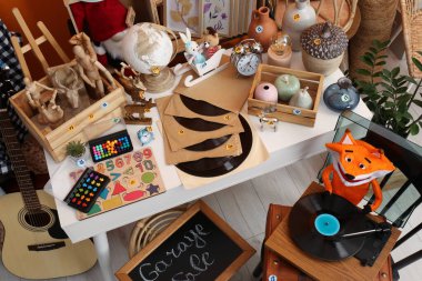 Kapalı alanda, manzaranın üstünde, birçok farklı şeyin yanında karatahtaya yazılan indirimi imzala.