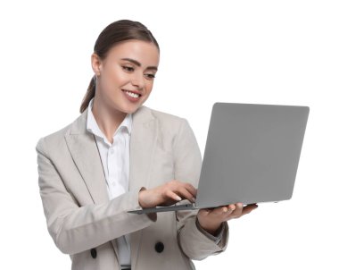 beyaz zemin üzerinde laptop ile mutlu bir kadın