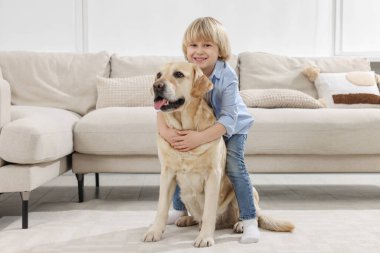 Evde Golden Retriever 'ı olan sevimli küçük bir çocuk. Sevimli hayvan.