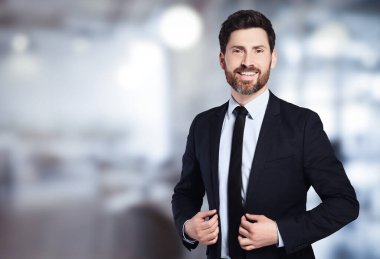 Ofiste yakışıklı bir emlakçı, mesaj için yer var.