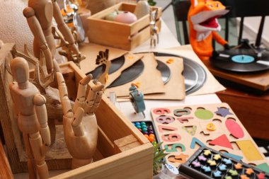 İçerideki beyaz masada bir sürü farklı şey var. Garaj satışı