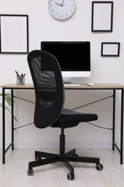 Modern işyerinde masa başında rahat bir ofis sandalyesi