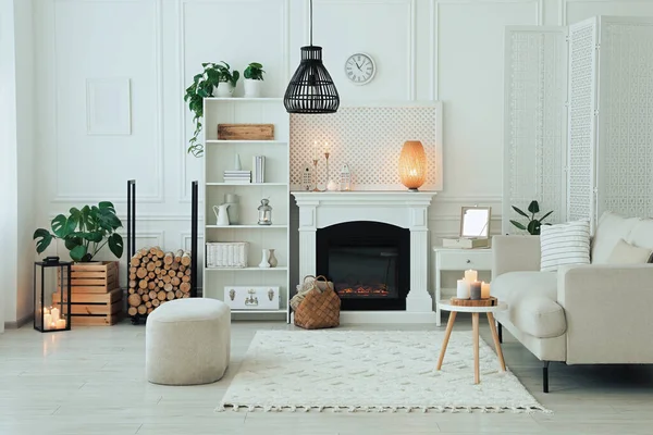 美しい暖炉 ソファと異なる装飾が施されたスタイリッシュなリビングルーム インテリアデザイン — ストック写真