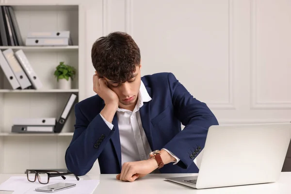 Κουρασμένος Νεαρός Που Δουλεύει Στο Γραφείο Έννοια Προθεσμίας — Φωτογραφία Αρχείου