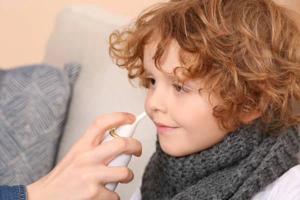 Madre Che Usa Spray Nasale Curare Suo Piccolo Figlio Casa — Foto Stock