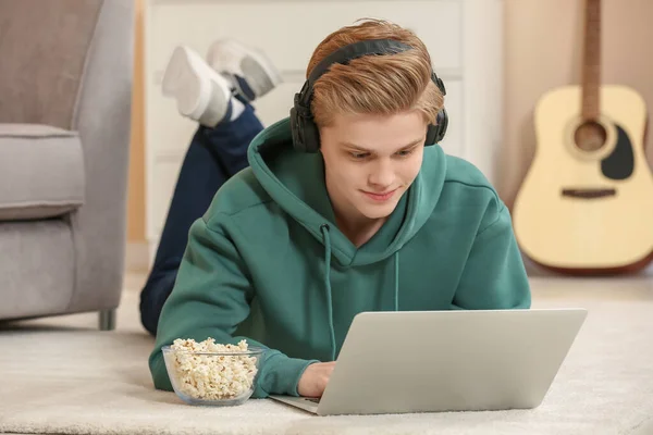 Adolescente Com Fones Ouvido Pipocas Usando Laptop Casa — Fotografia de Stock