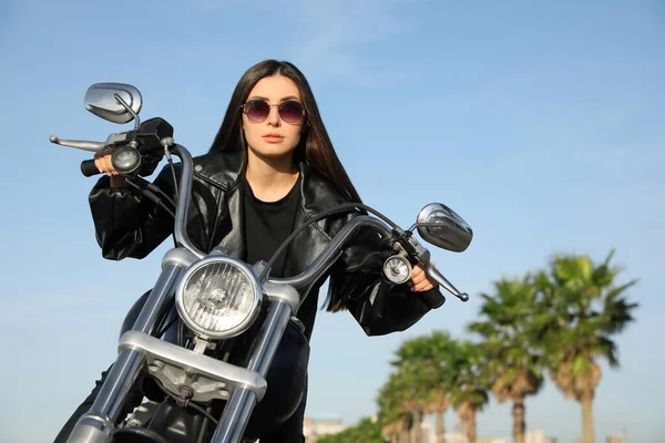 Beautiful Young Woman Riding Motorcycle Sunny Day — Φωτογραφία Αρχείου