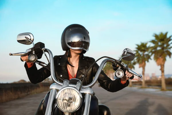 Mujer Casco Caballo Motocicleta Día Soleado —  Fotos de Stock