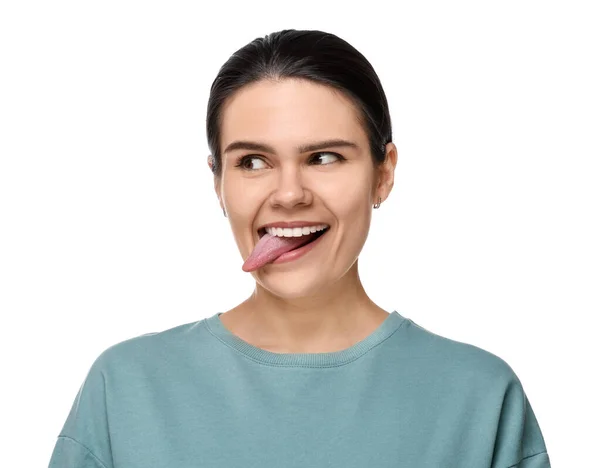 Ευτυχισμένη Νεαρή Γυναίκα Που Δείχνει Γλώσσα Της Λευκό Φόντο — Φωτογραφία Αρχείου