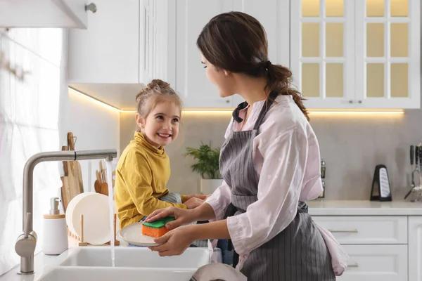 Jovem Mãe Sua Filha Passar Tempo Juntos Cozinha — Fotografia de Stock