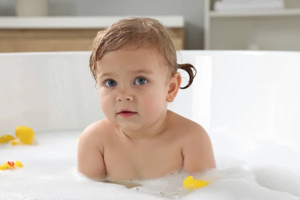 Menina Bonito Tomando Banho Espumoso Com Patos Borracha Casa — Fotografia de Stock